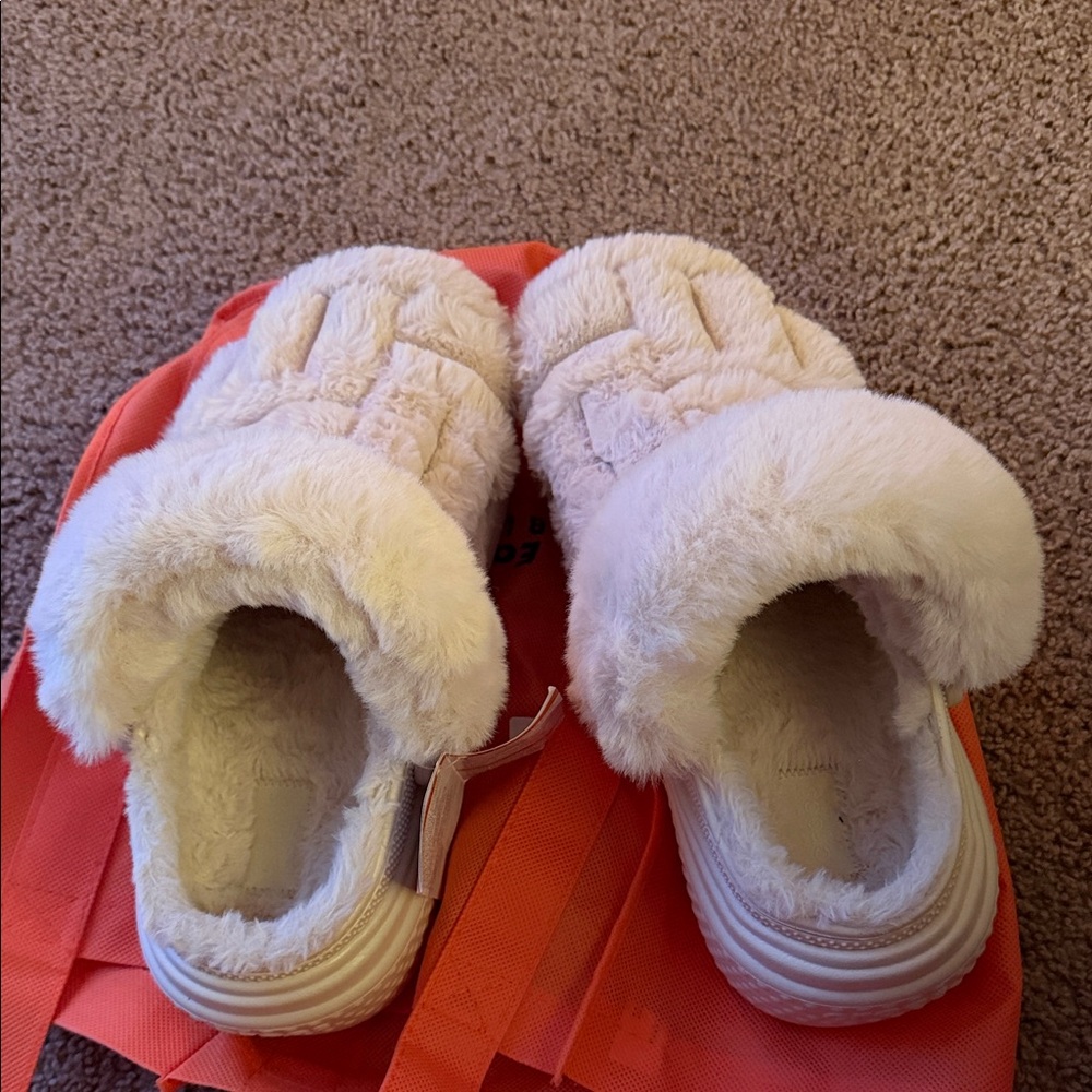CROCS Fuzzy White Slippers
